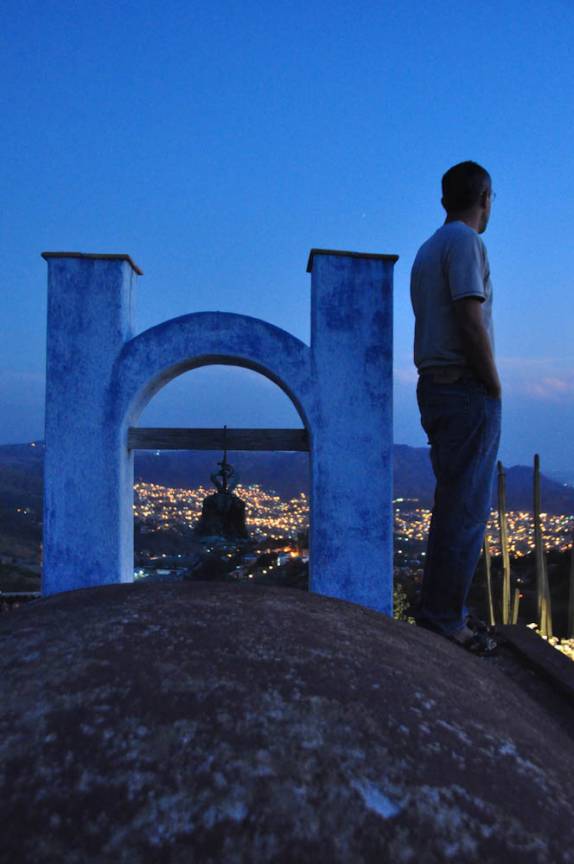 Observando o fim de tarde em Guanajuato, no México, do alto da abóboda de uma pequena igreja